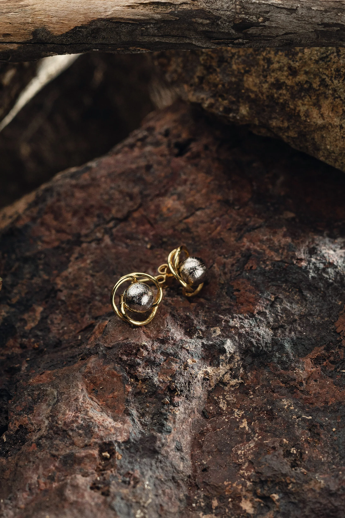 Muonionalusta meteorite Atom earrings
