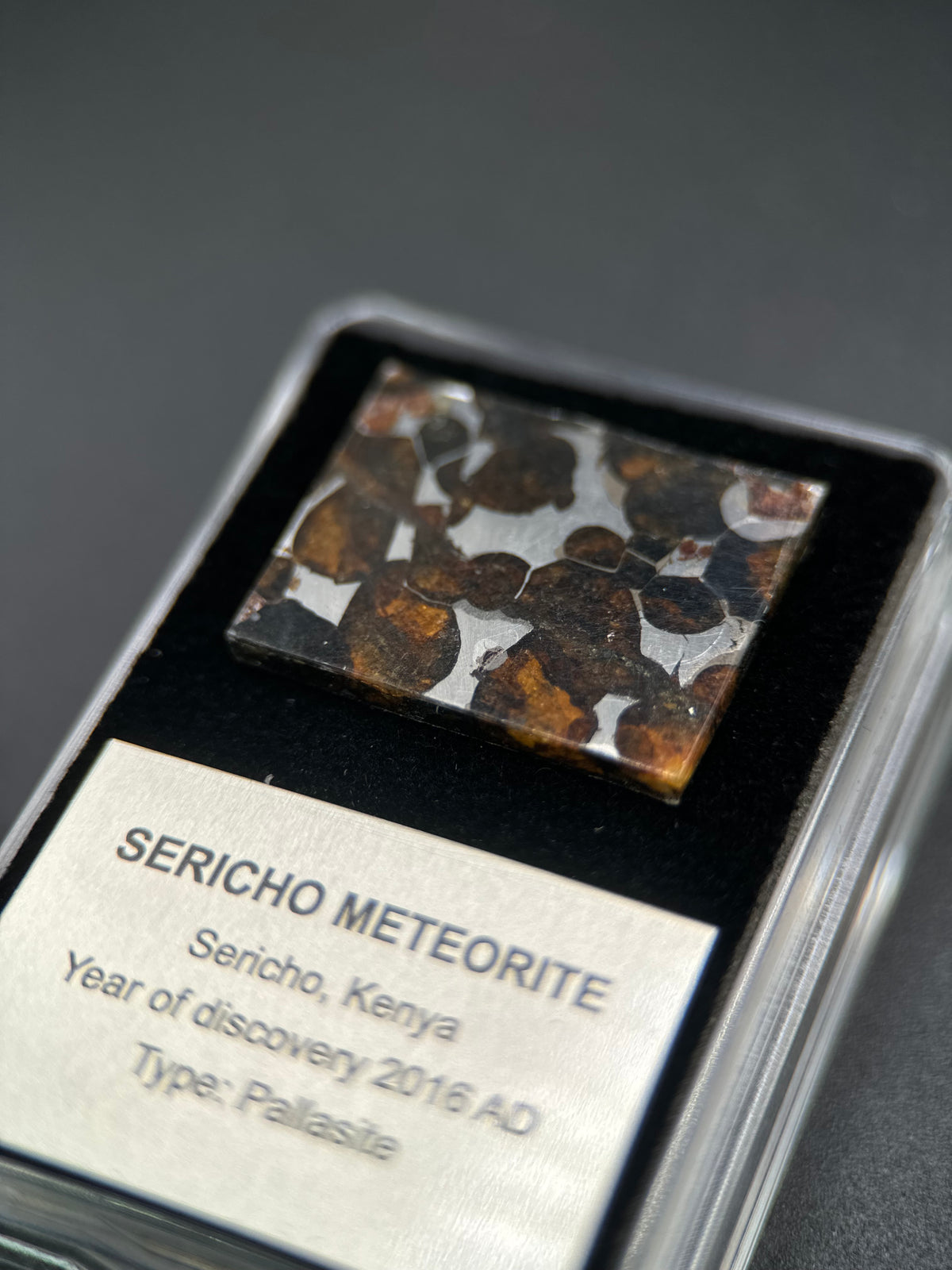 SERICHO METEORITE, KENYA. DISPLAY BOX. 4,7 GRAMS.