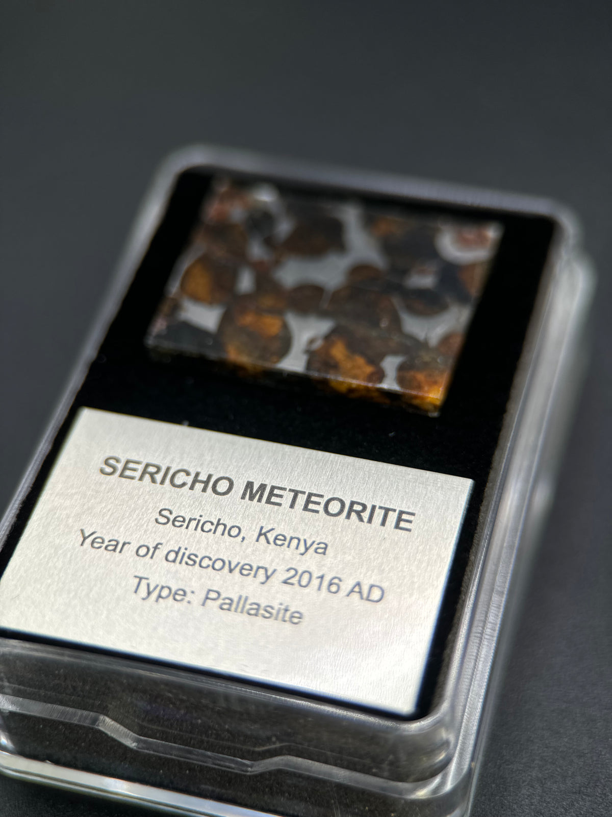 SERICHO METEORITE, KENYA. DISPLAY BOX. 4,7 GRAMS.