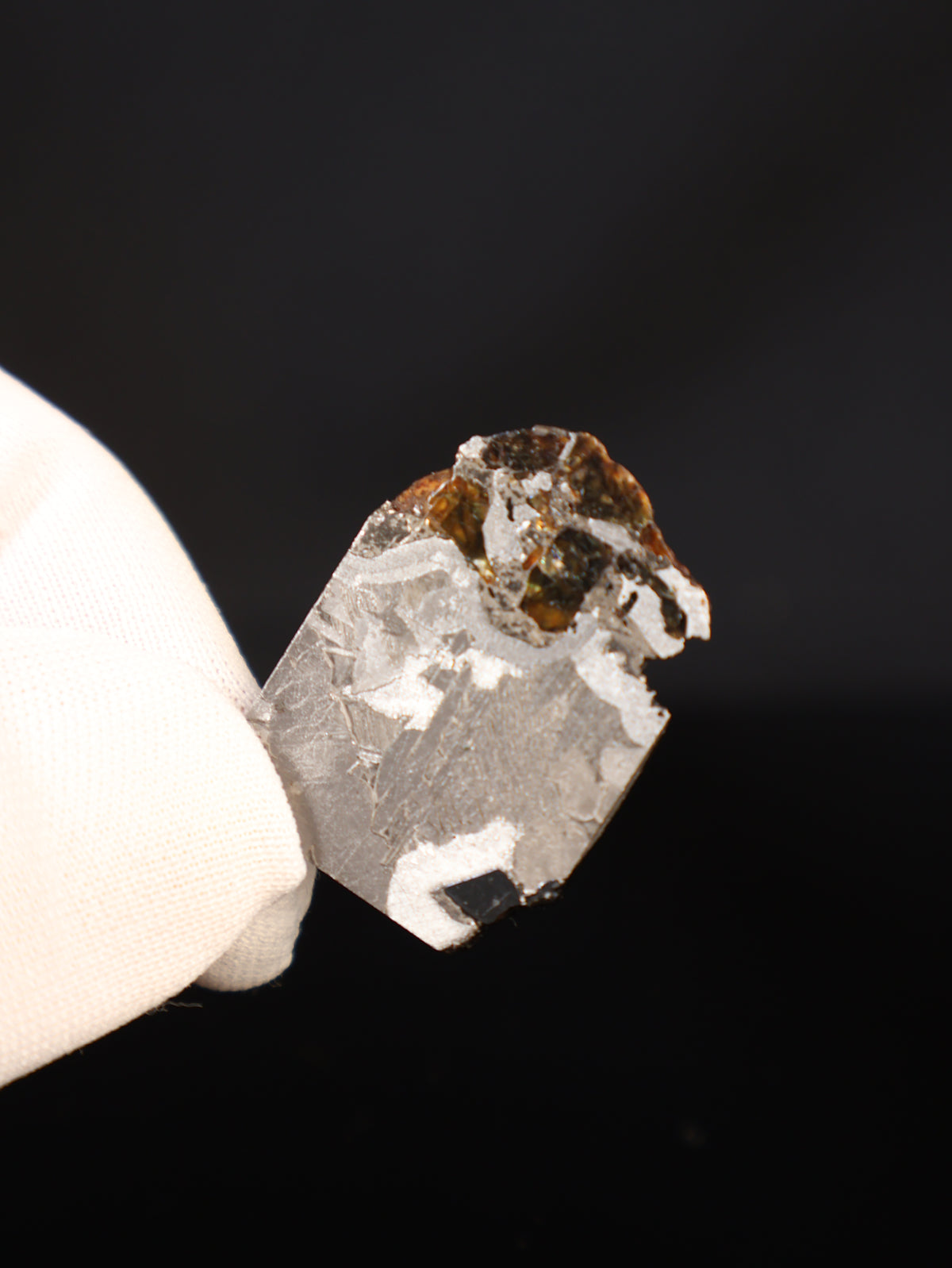 SEYMCHAN METEORITE, RUSSIA. DISPLAY BOX. 7,6 GRAMS.