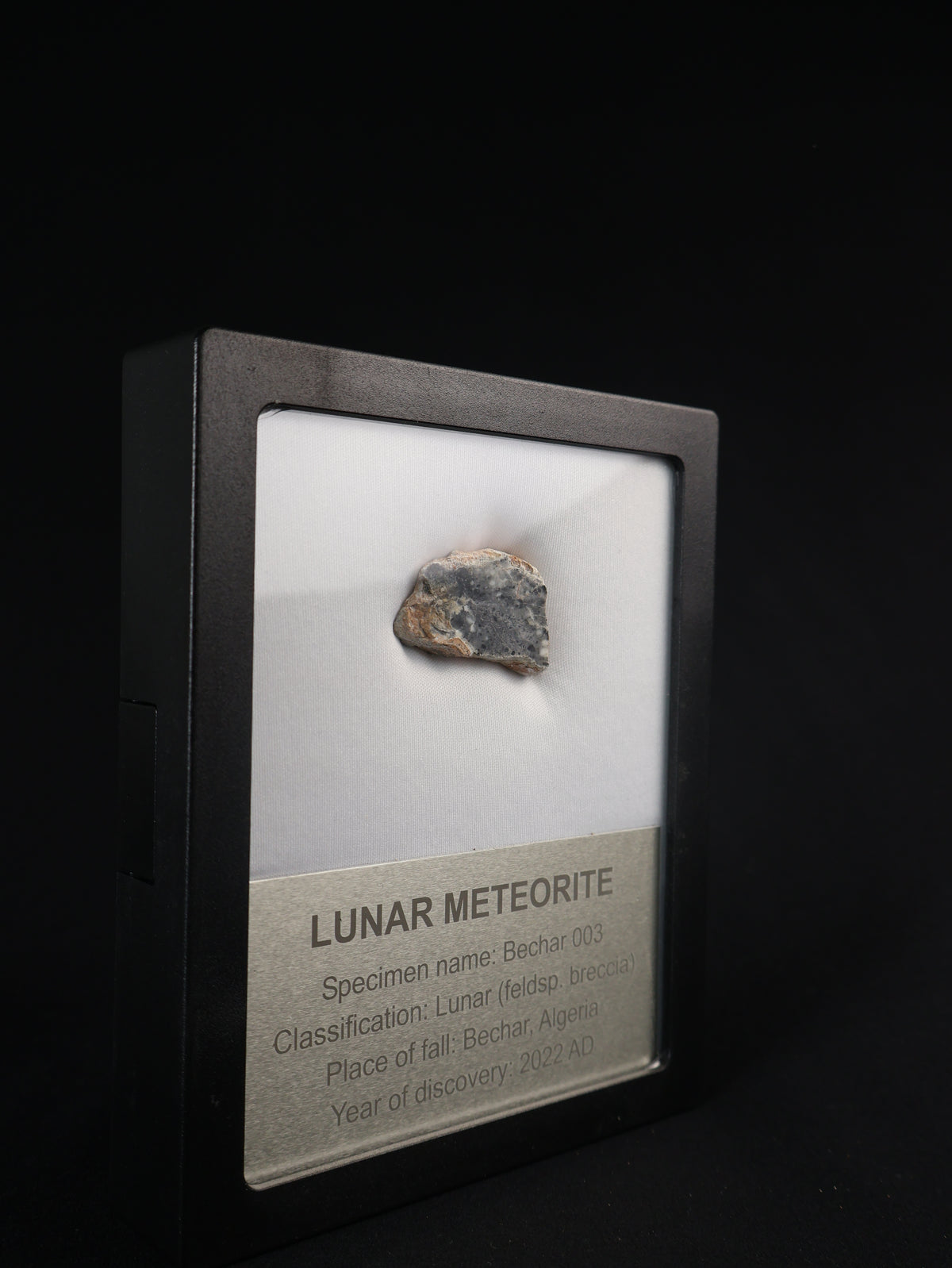 Lunar meteorite, Bechar 003, Algeria. 8,7 grams end-cut.