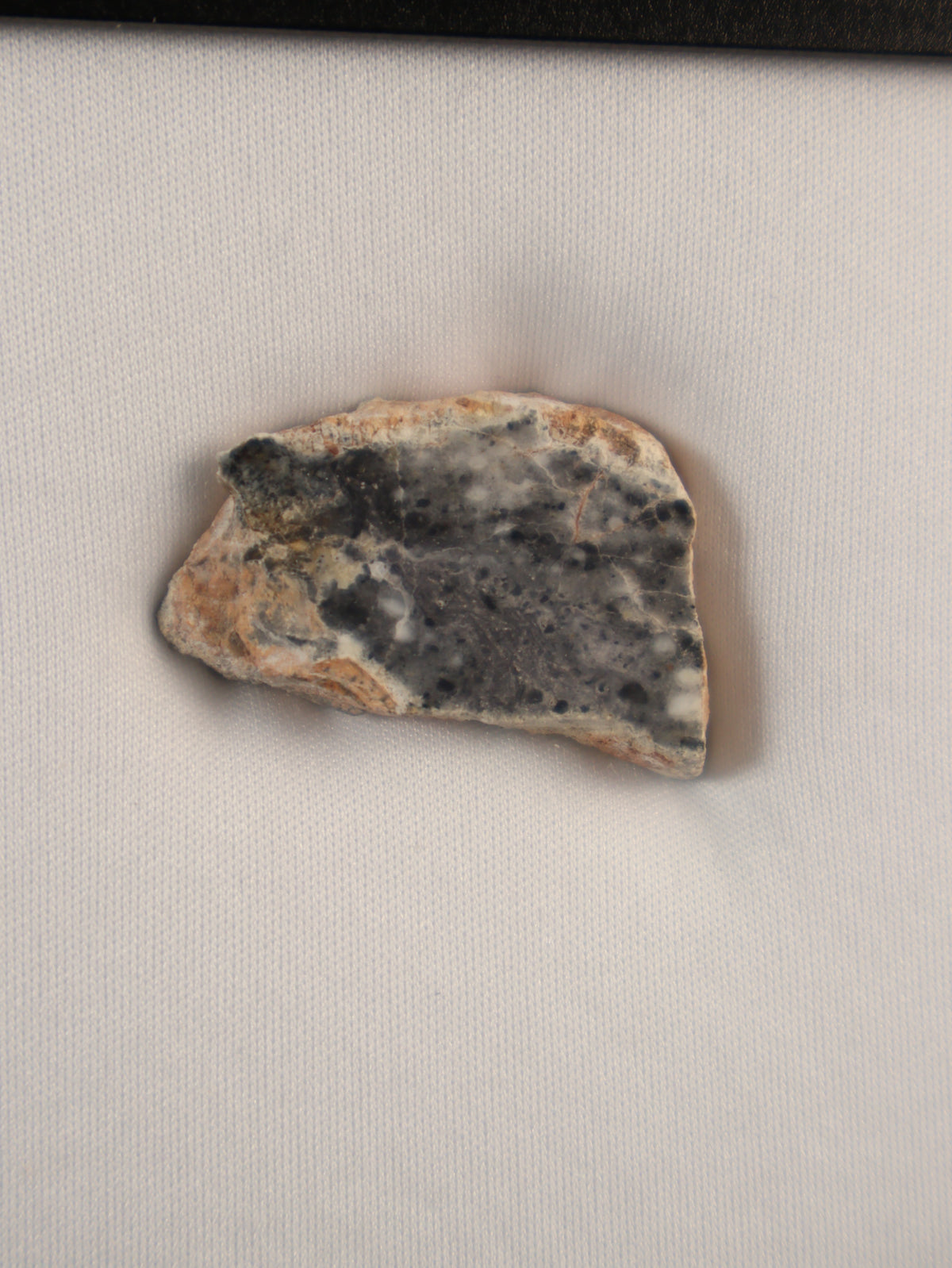 Lunar meteorite, Bechar 003, Algeria. 8,7 grams end-cut.