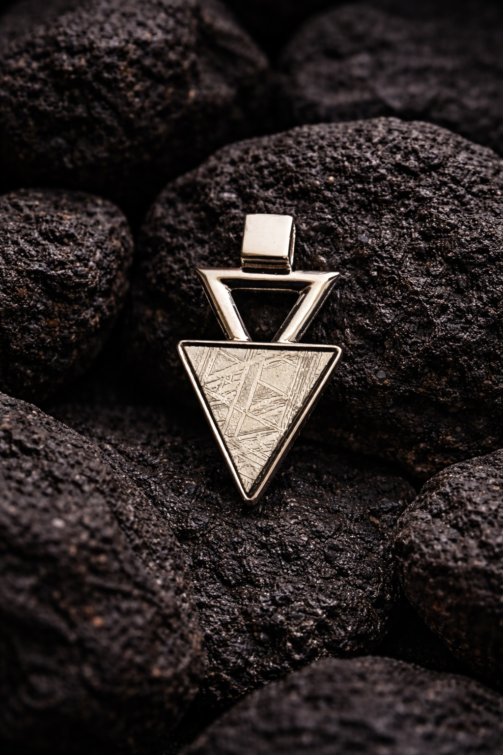 Geometric pendant of Muonionalusta meteorite