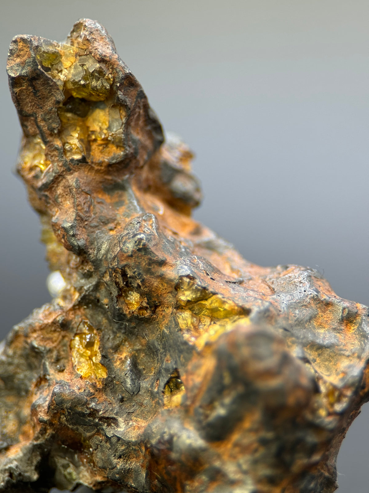 IMILAC PALLASITE METEORITE, END CUT, CHILE. 27,11 GRAMS.