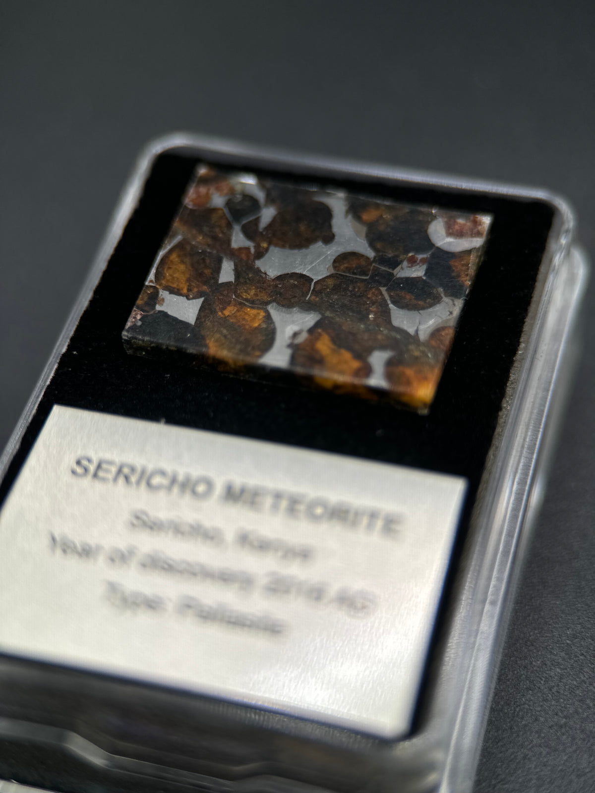 SERICHO METEORITE, KENYA. DISPLAY BOX. 4,7 GRAMS.