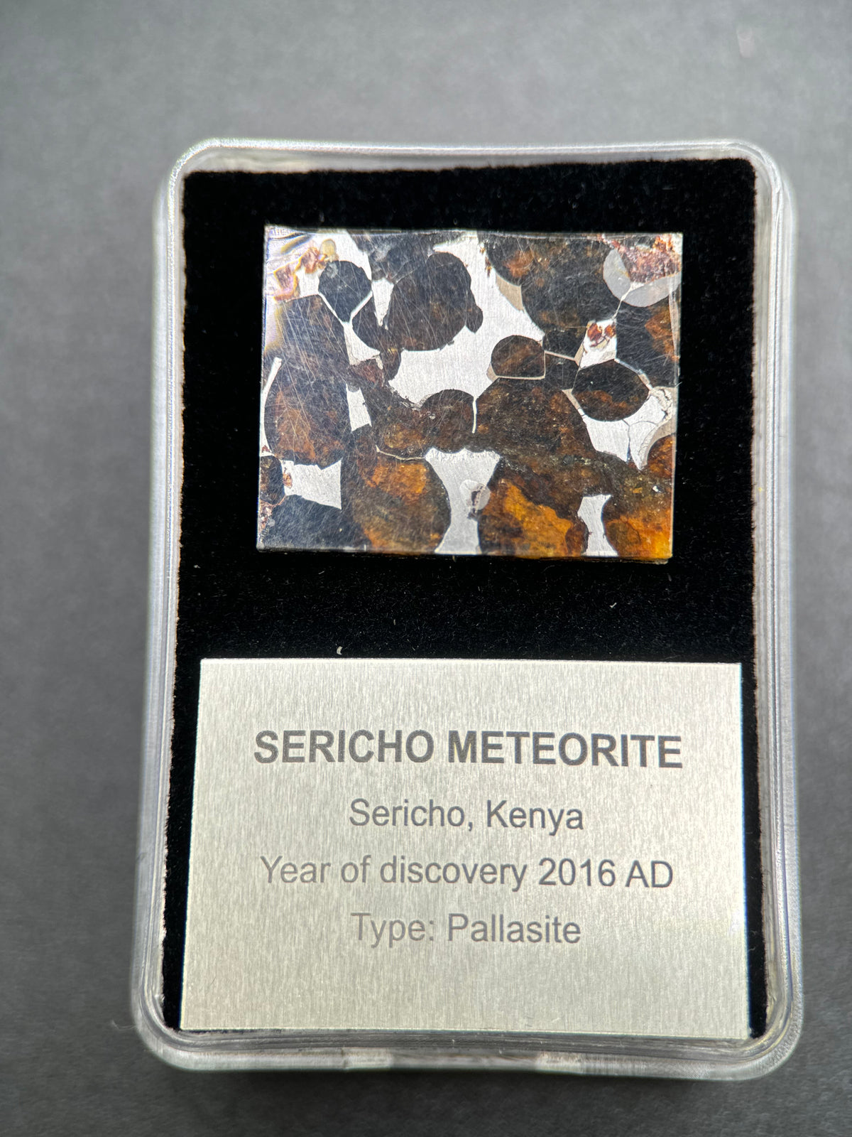 SERICHO METEORITE, KENYA. DISPLAY BOX. 4,7 GRAMS.