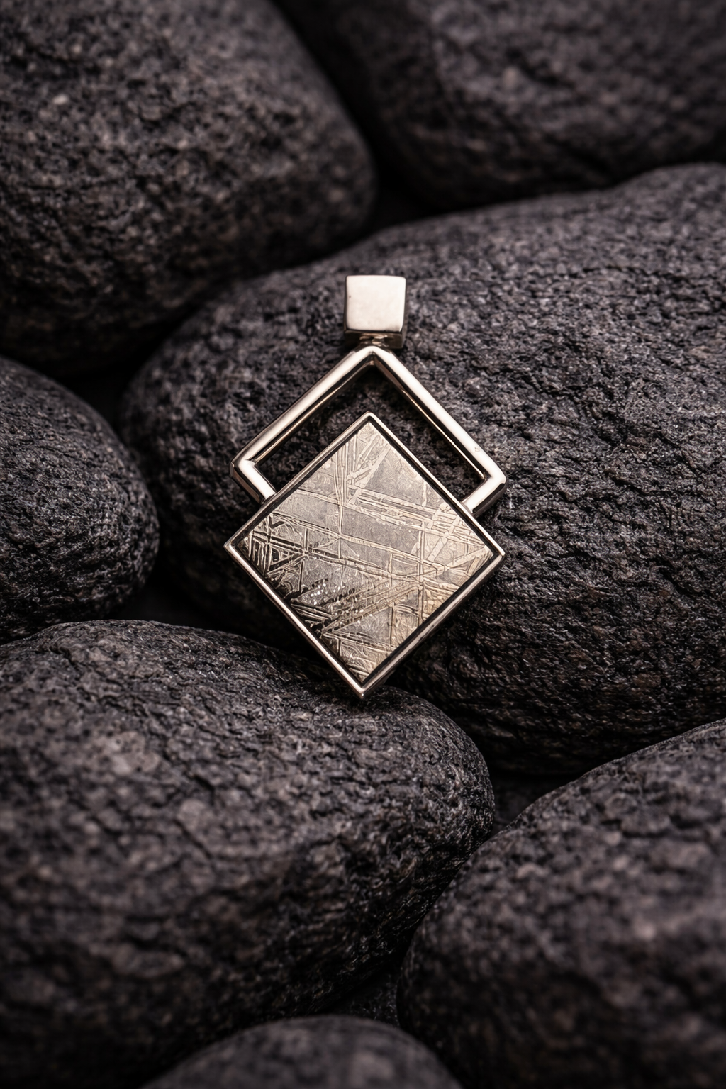Geometric pendant of Muonionalusta meteorite