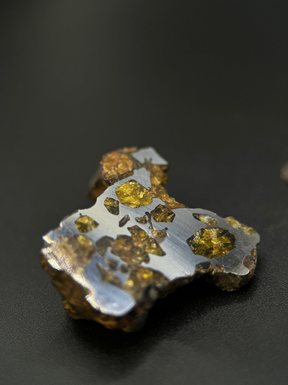 IMILAC PALLASITE METEORITE, END CUT, CHILE. 27,11 GRAMS.