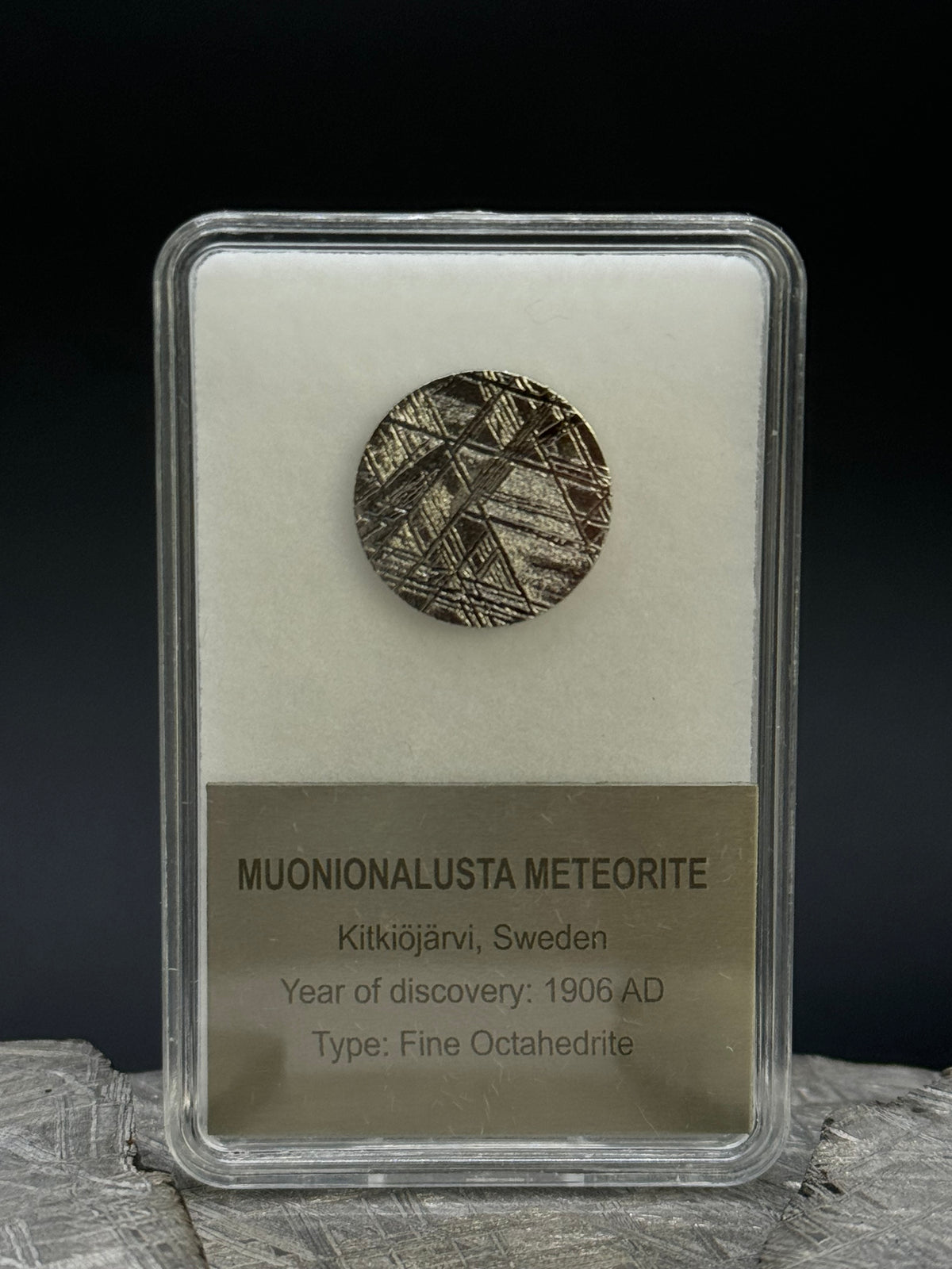 Muonionalusta meteorite, Sweden. Display box. 15mm diameter plate.