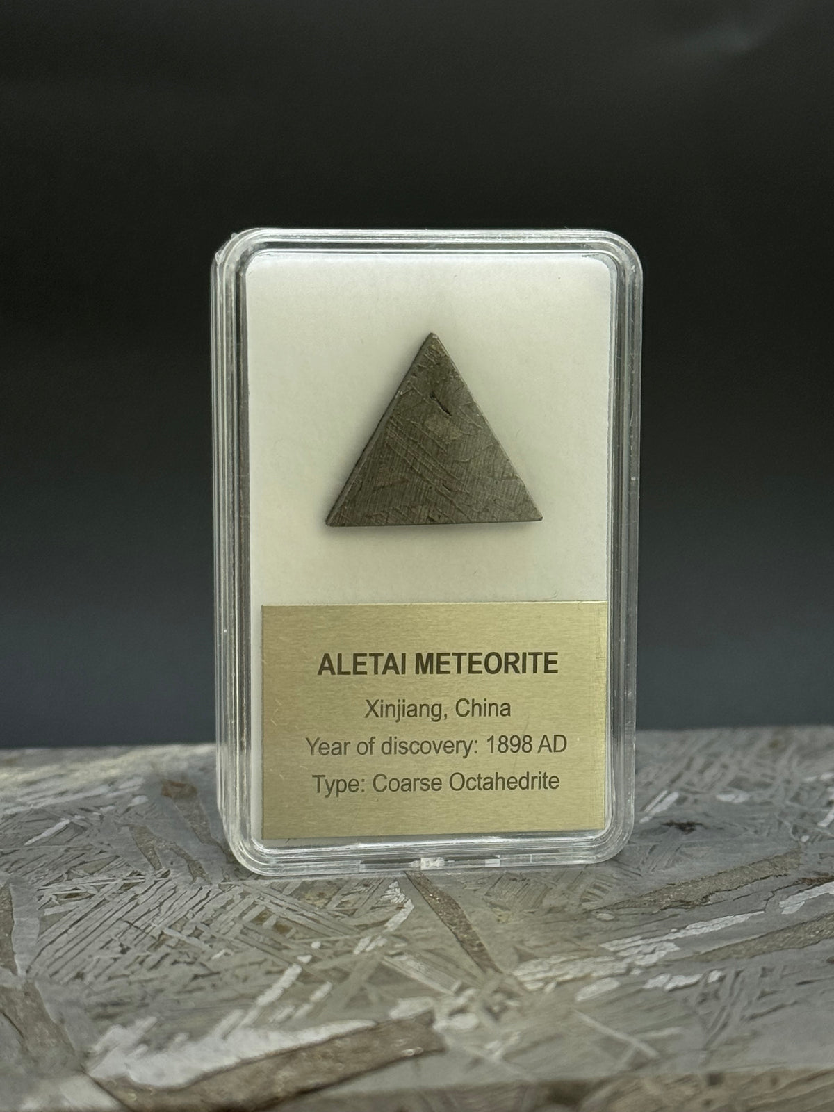 ALETAI METEORITE, GOBI DESERT, CHINA. DISPLAY BOX. 5 GRAMS.