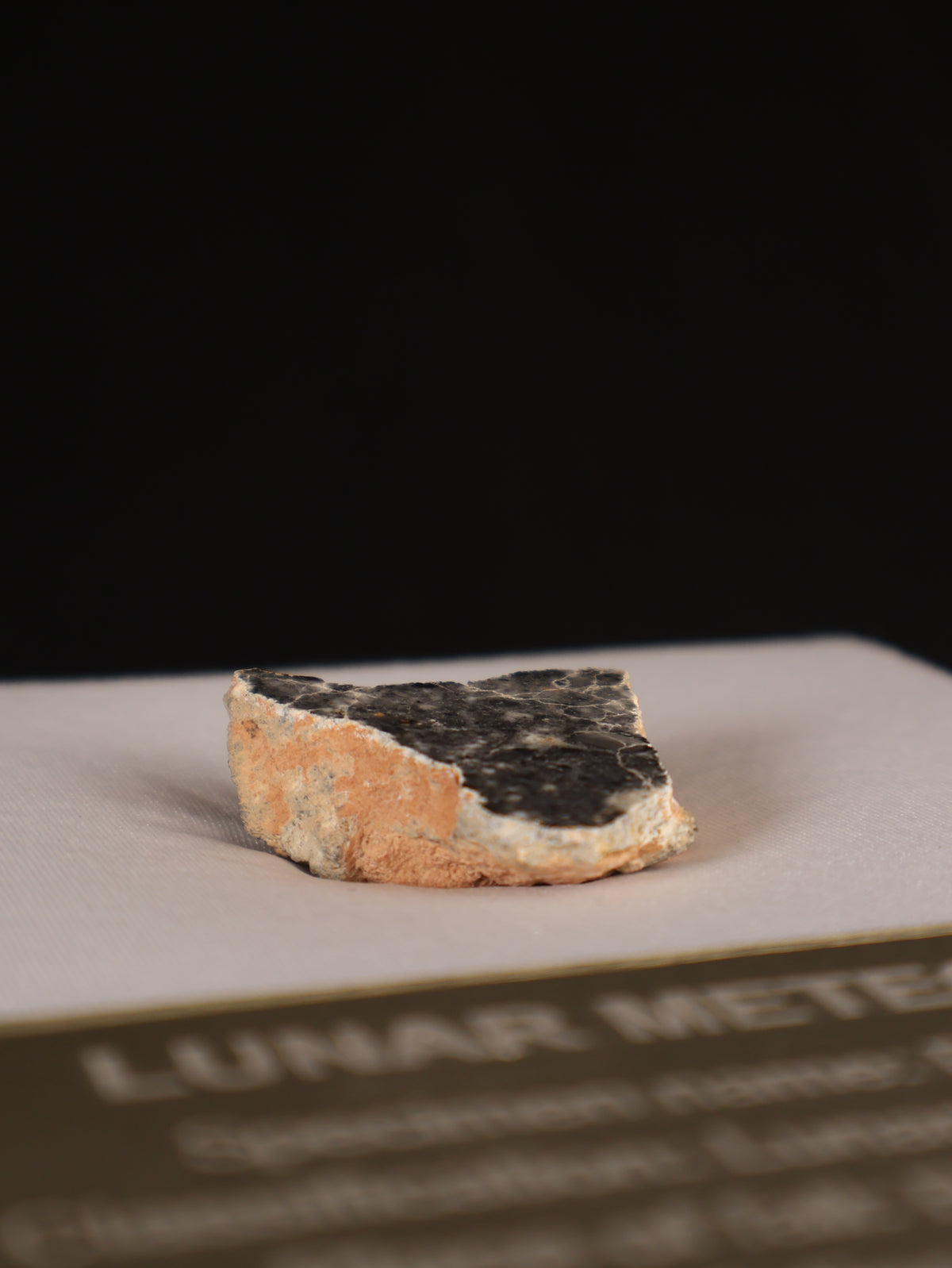 Lunar meteorite, Bechar 003, Algeria. 12,82 grams end-cut.