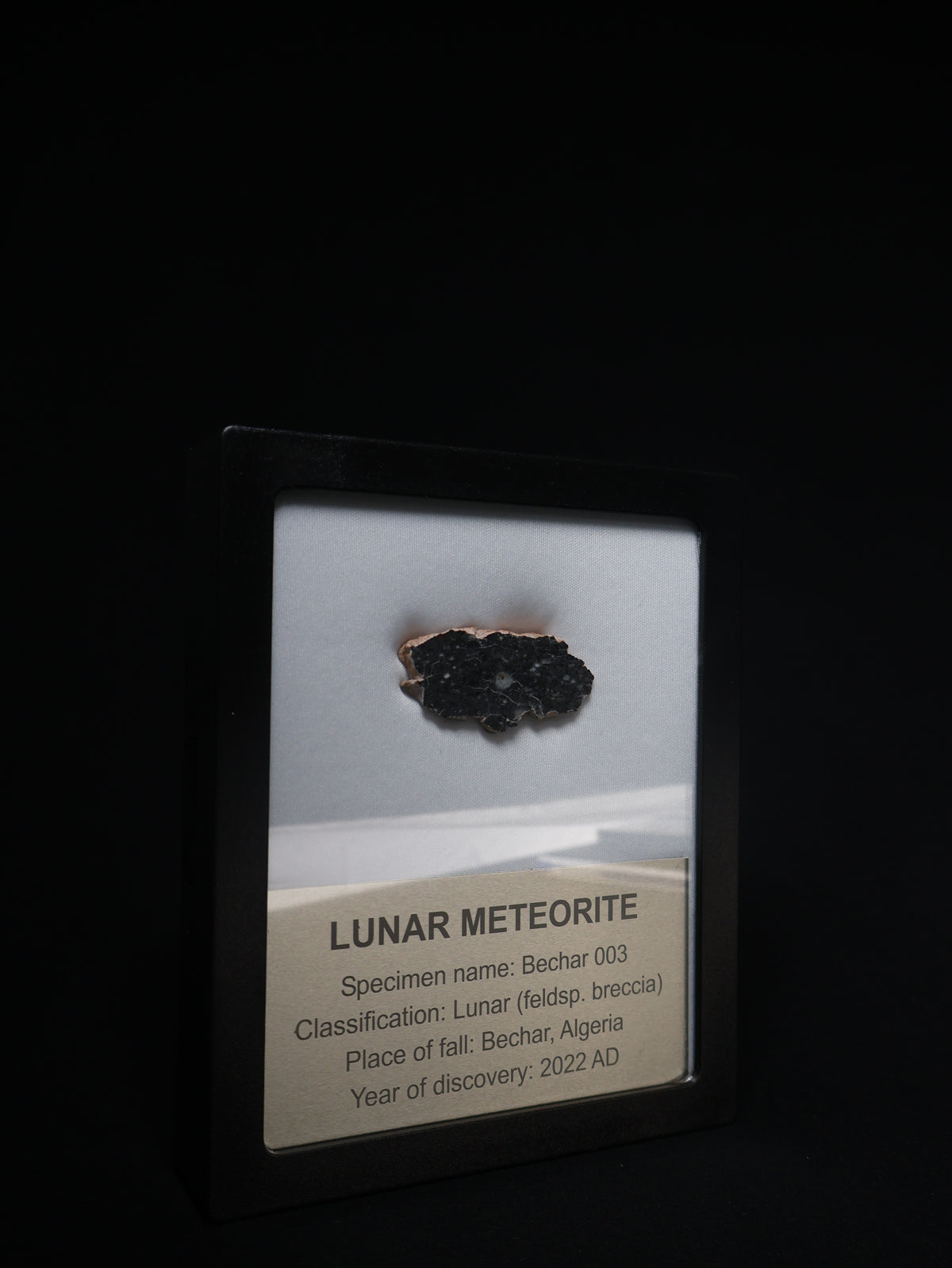 Lunar meteorite, Bechar 003, Algeria. 8,17 grams end-cut.