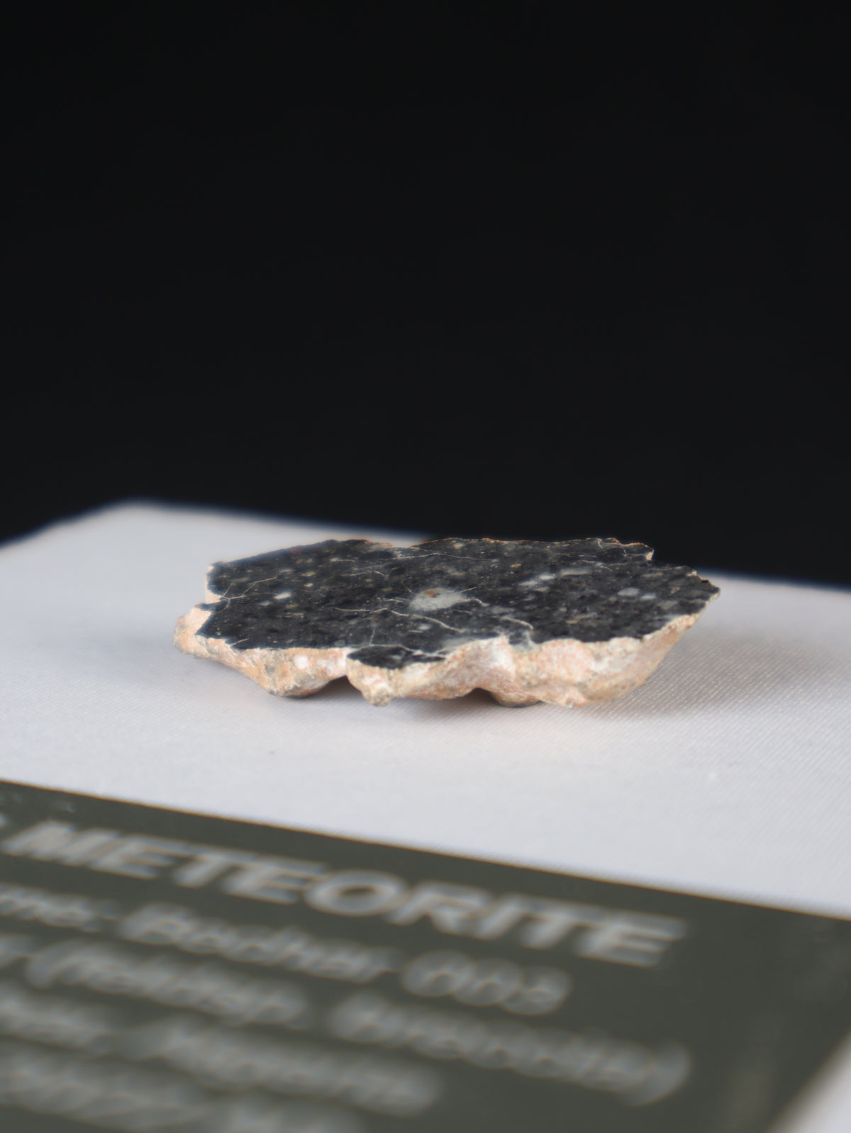 Lunar meteorite, Bechar 003, Algeria. 8,17 grams end-cut.