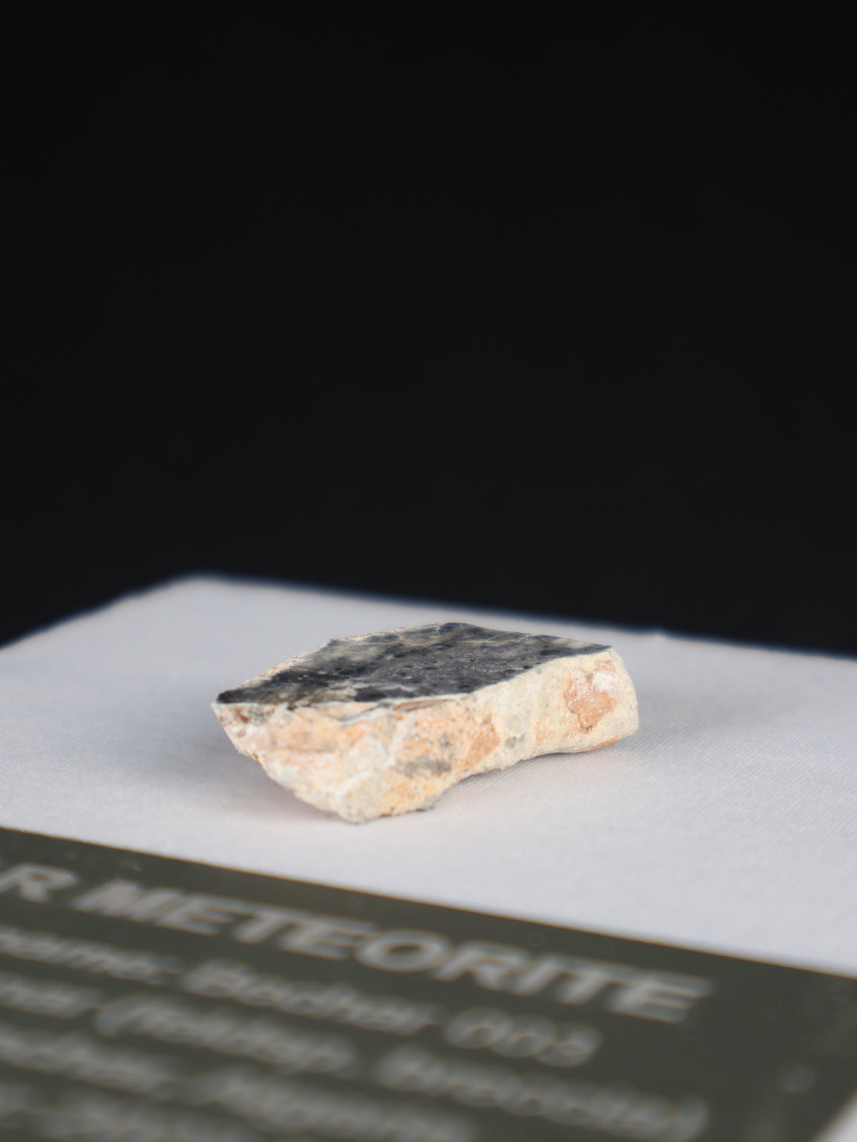 Lunar meteorite, Bechar 003, Algeria. 8,7 grams end-cut.