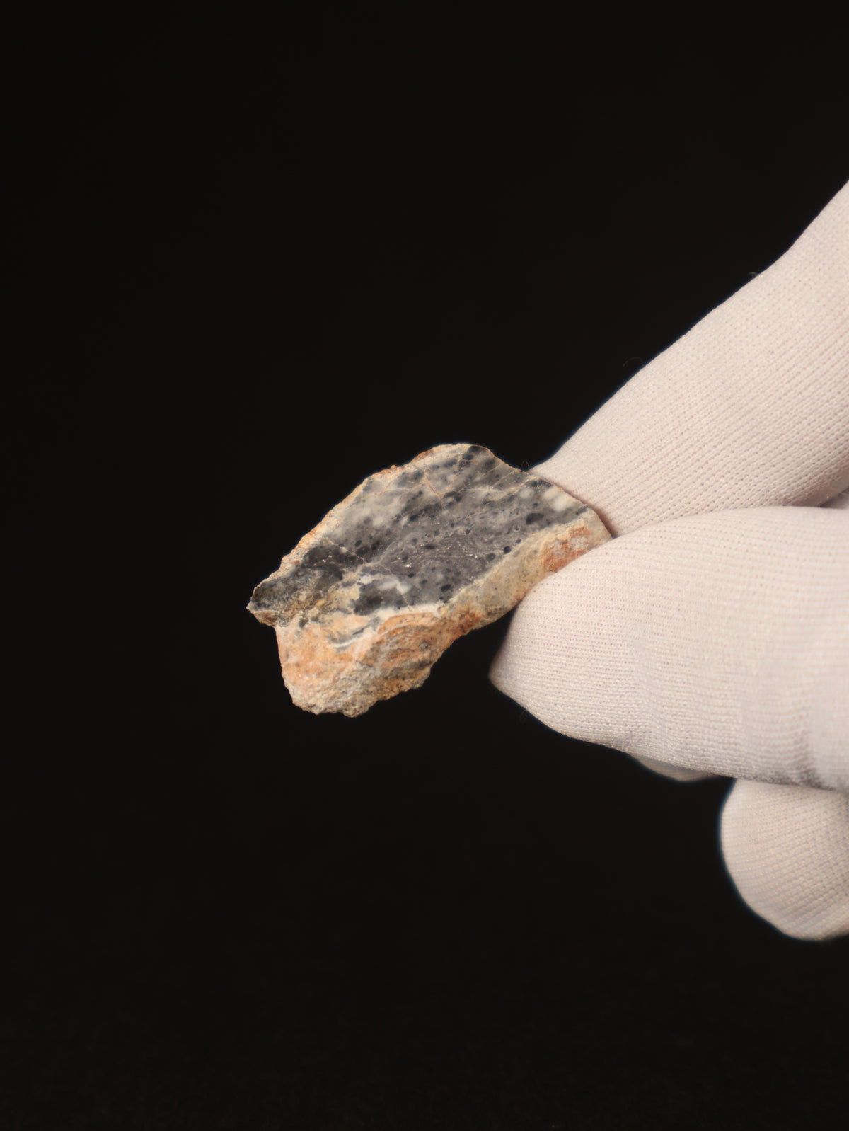 Lunar meteorite, Bechar 003, Algeria. 8,7 grams end-cut.
