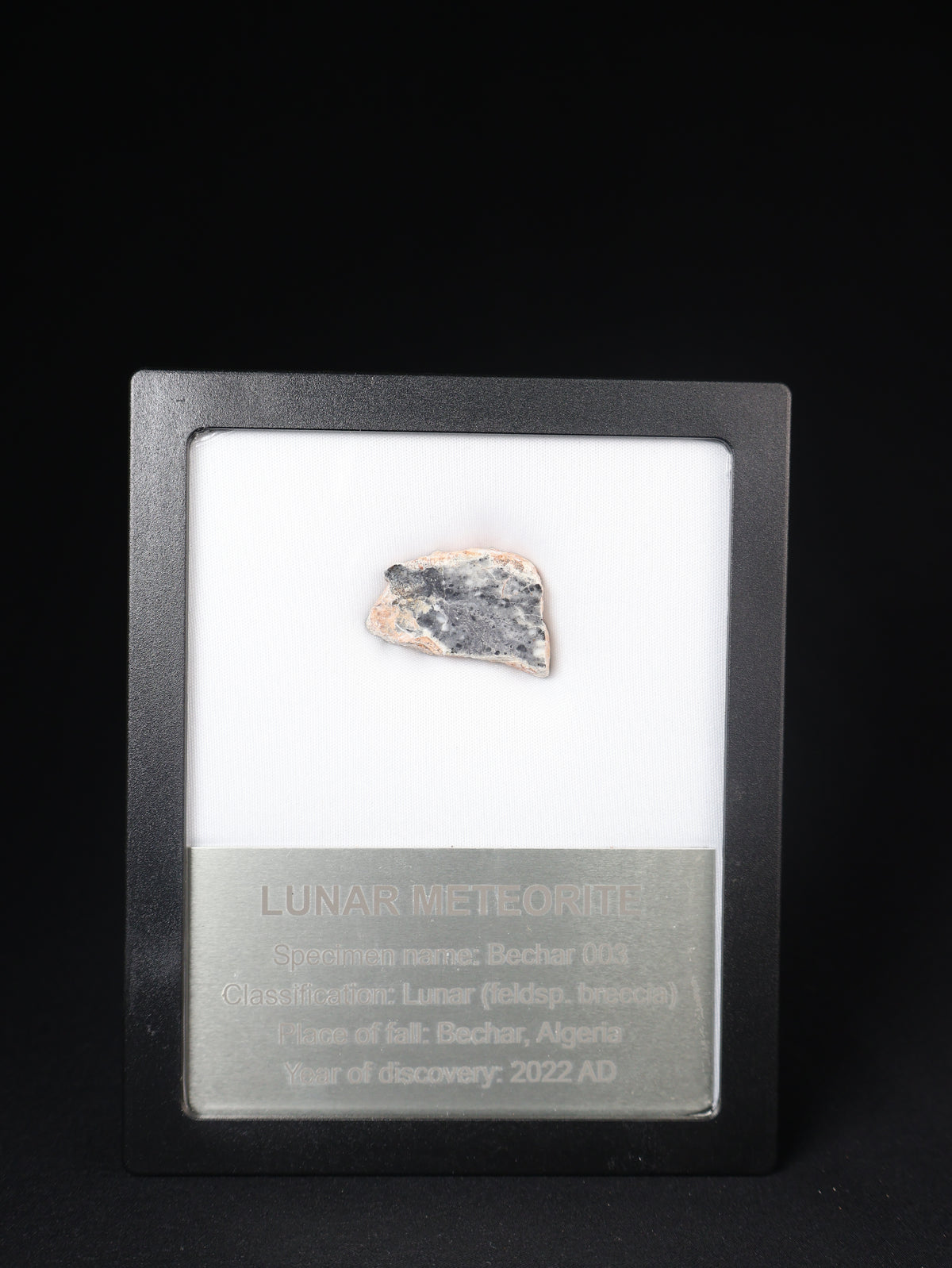 Lunar meteorite, Bechar 003, Algeria. 8,7 grams end-cut.