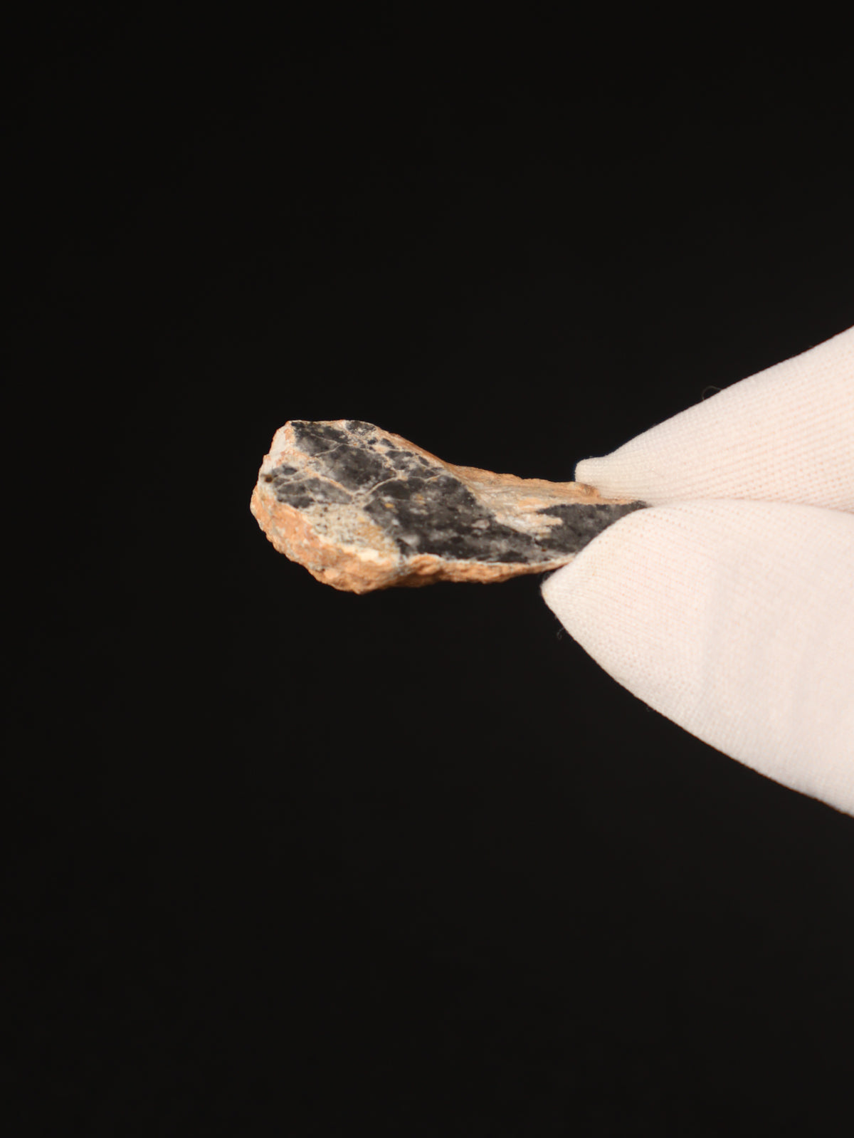 Lunar meteorite, Bechar 003, Algeria. 9,18 grams end-cut.