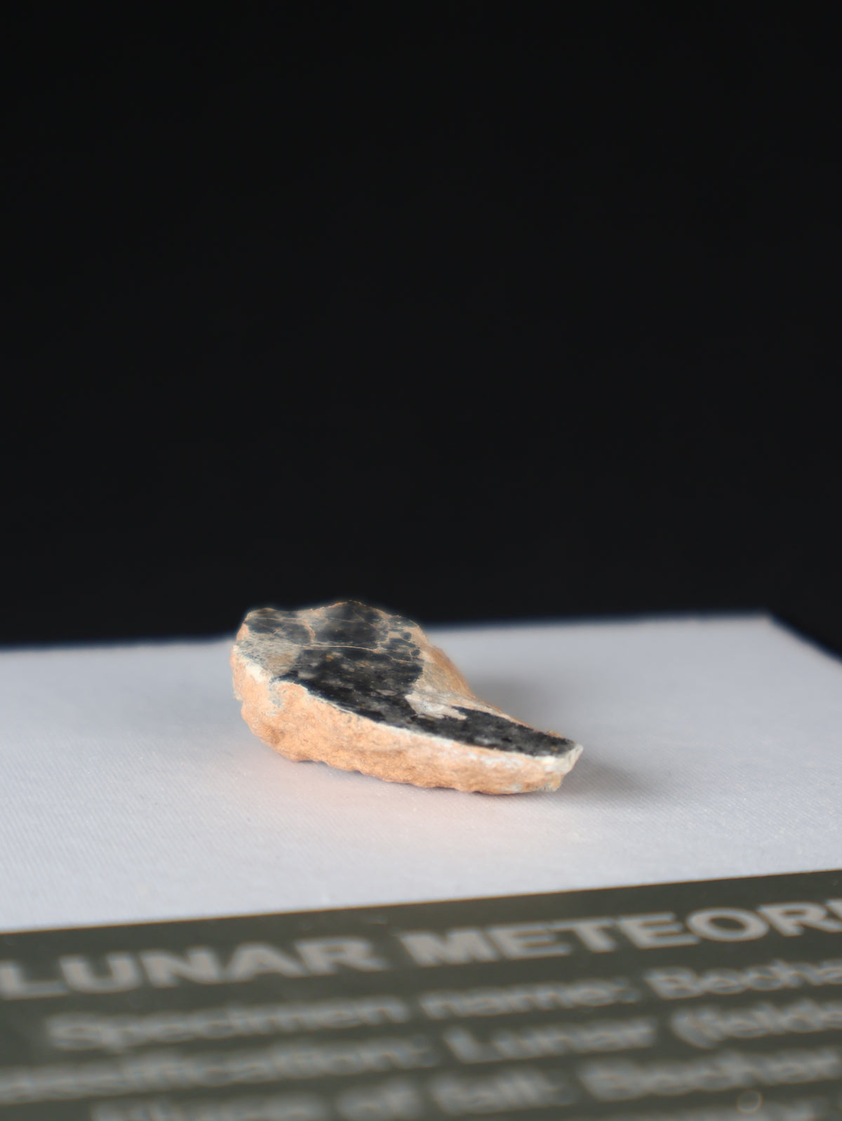 Lunar meteorite, Bechar 003, Algeria. 9,18 grams end-cut.