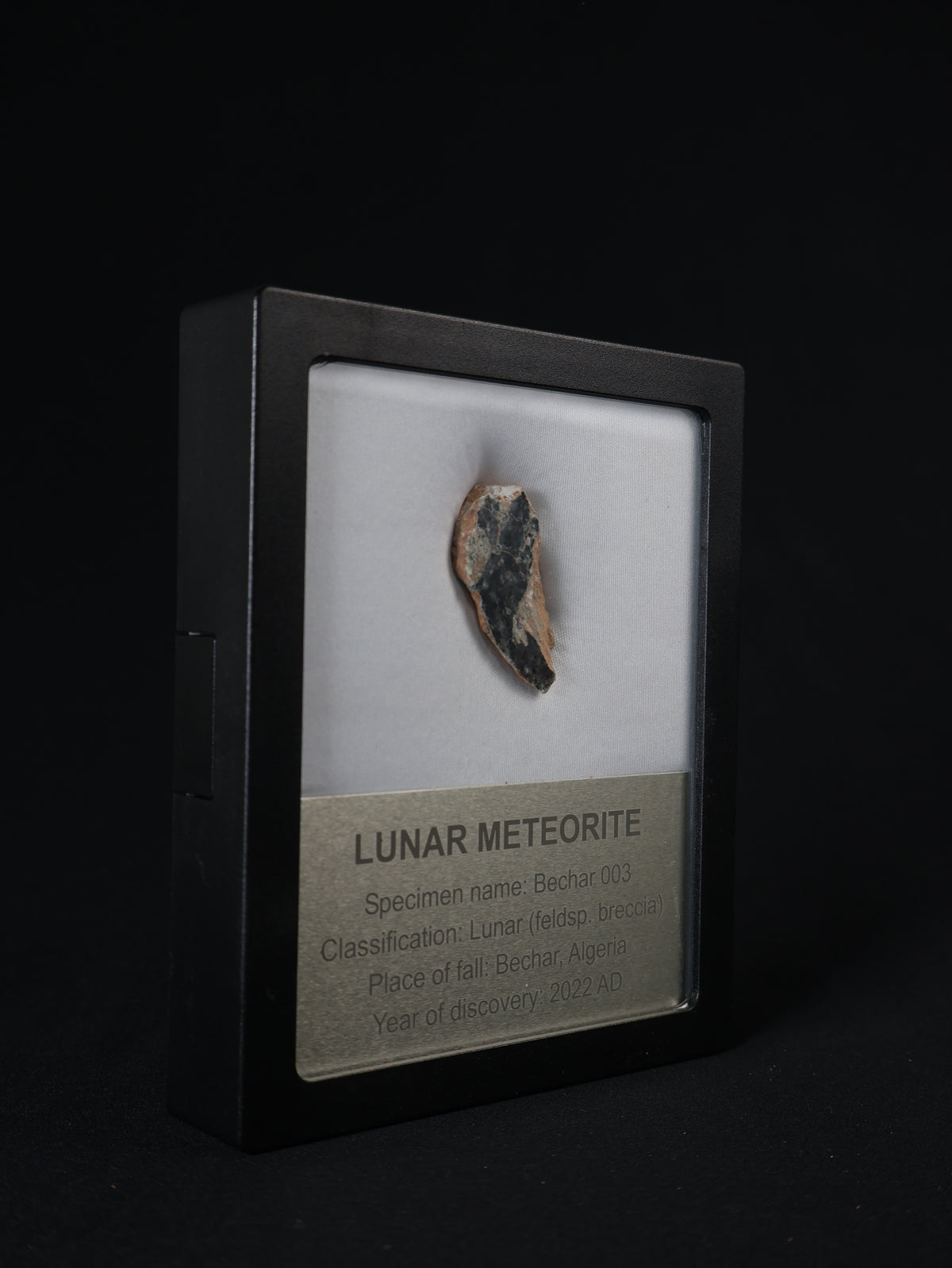Lunar meteorite, Bechar 003, Algeria. 9,18 grams end-cut.