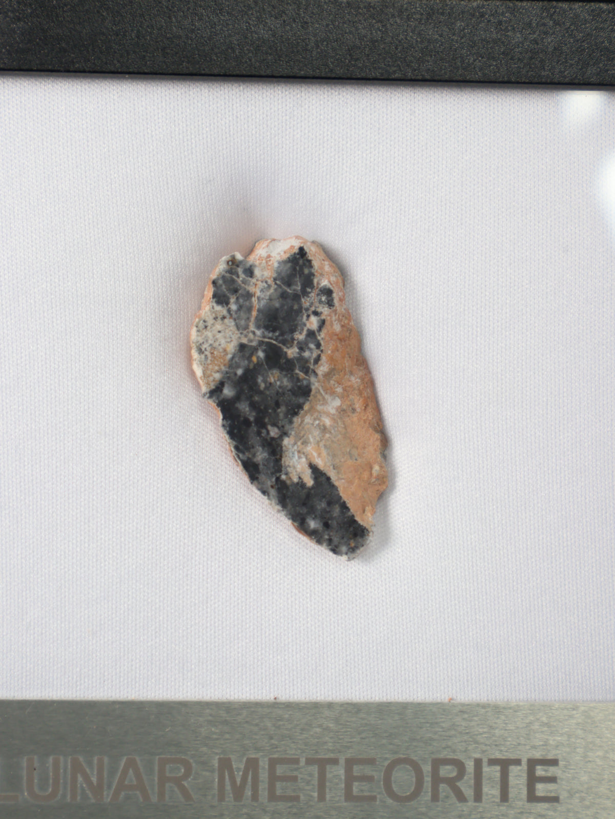 Lunar meteorite, Bechar 003, Algeria. 9,18 grams end-cut.