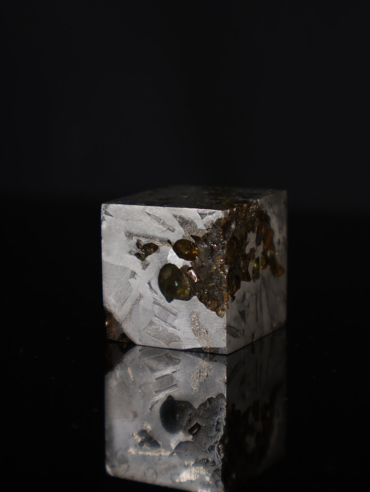 Seymchan meteorite cube, Pallasite from Russia.