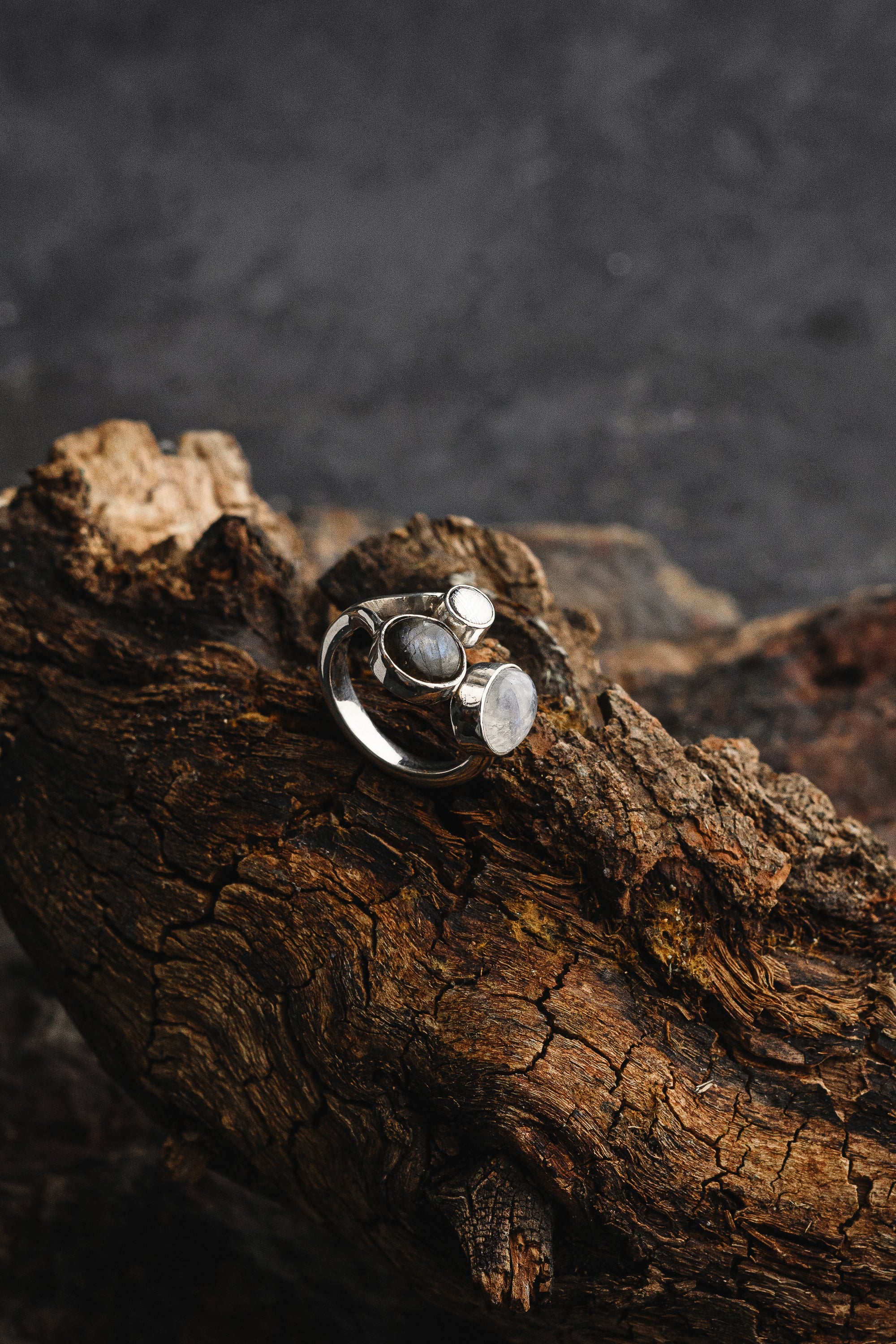 Muonionalusta meteorite ring, with natural stones. Beautiful Meteorite jewelry made in Bali. 100% handmade. Sterking silver, meteorite and natural stones