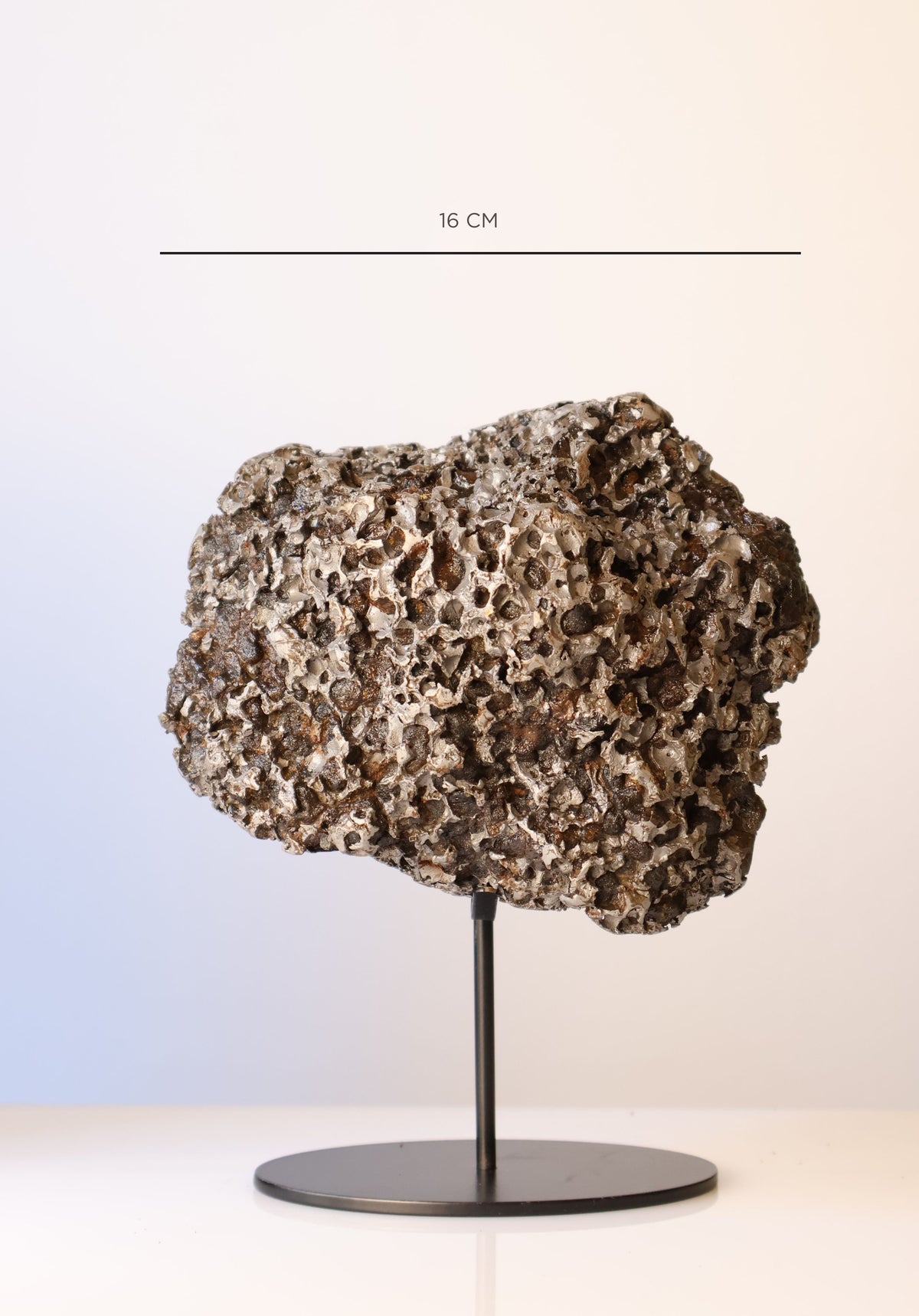 Sericho meteorite, Kenya, Full meteorite 4,43 Kilograms.