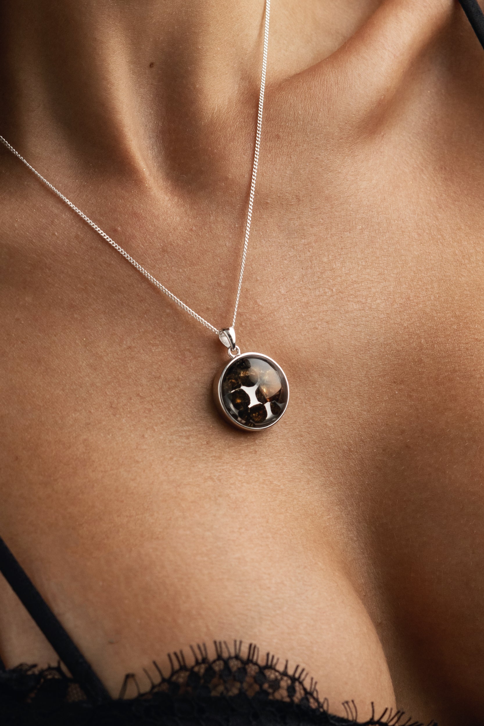 Authentic meteorite pendant made with Sericho meteorite and silver 925. Genuine pallasite pendant