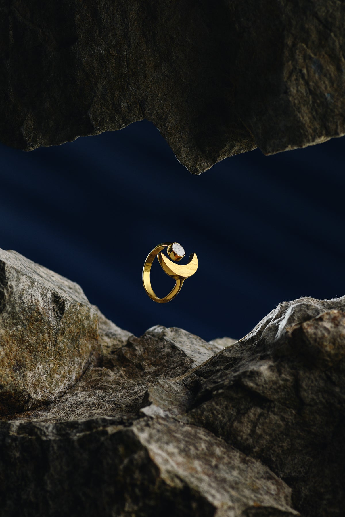 Moon ring with Muonionalusta, plated in gold 18k