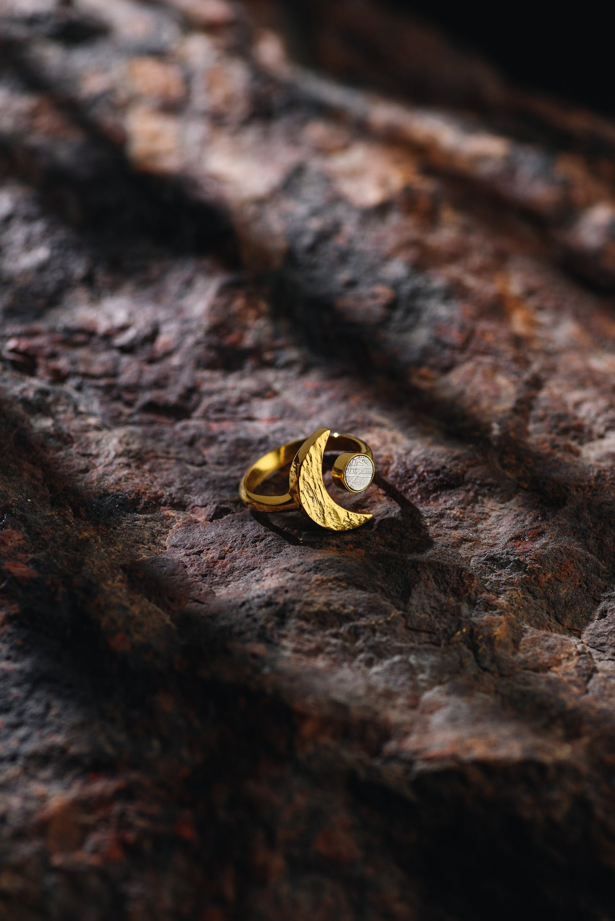 Moon ring with Muonionalusta, plated in gold 18k